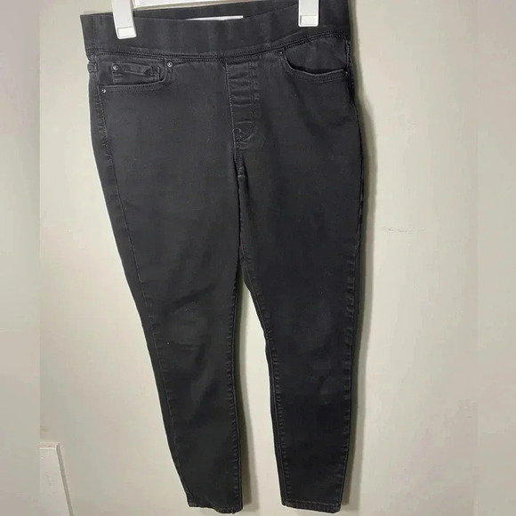 Levi black Totally Shaping Pull-On Skinny Jeans | size 6 (s/m) - Picture 1 of 7